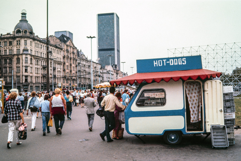 Warschau, August 1988. Straßenszene mit heißen Hunden