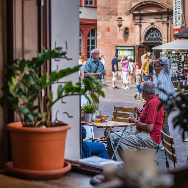 Heidelberg | Café mit Touristen in der Altstadt